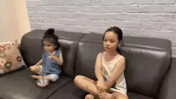 Phản ứng hài hước của 2 con gái Phạm Quỳnh Anh khi thấy mẹ trên TV, nhưng bất ngờ nhất là giọng hát của cô chị-2