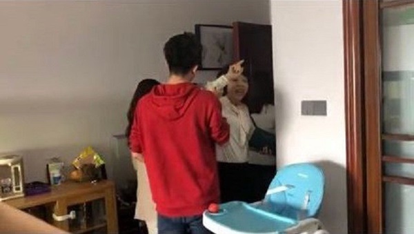 Tận mắt bắt gặp chồng ngoại tình, vợ không bình tĩnh túm tóc tiểu tam nhưng phản ứng và hành động sau đó của cô ả mới đáng sợ-3