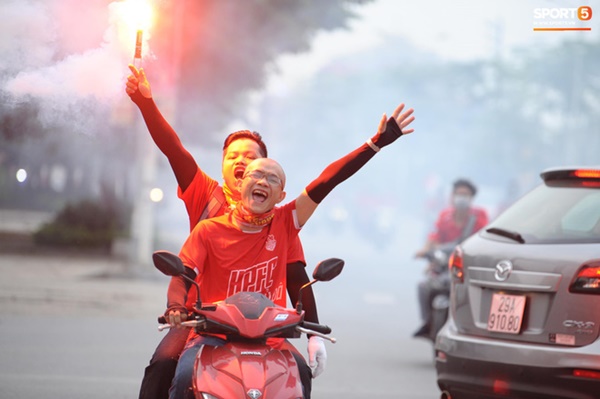 CĐV Hải Phòng đốt pháo sáng trước nhà thờ lớn Hà Nội, tạo ra khung cảnh náo loạn-2