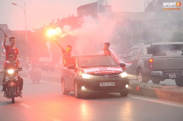 CĐV Hải Phòng đốt pháo sáng trước nhà thờ lớn Hà Nội, tạo ra khung cảnh náo loạn-3