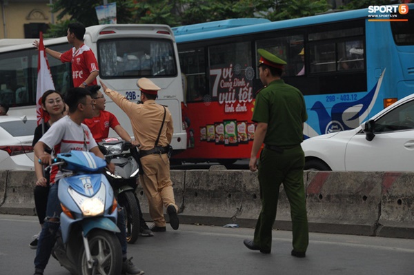 CĐV Hải Phòng đốt pháo sáng trước nhà thờ lớn Hà Nội, tạo ra khung cảnh náo loạn-4