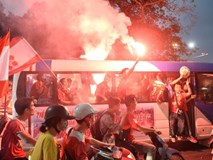 CĐV Hải Phòng đốt pháo sáng trước nhà thờ lớn Hà Nội, tạo ra khung cảnh náo loạn CĐV Hải Phòng đốt pháo sáng trước nhà thờ lớn Hà Nội, tạo ra khung cảnh náo loạn