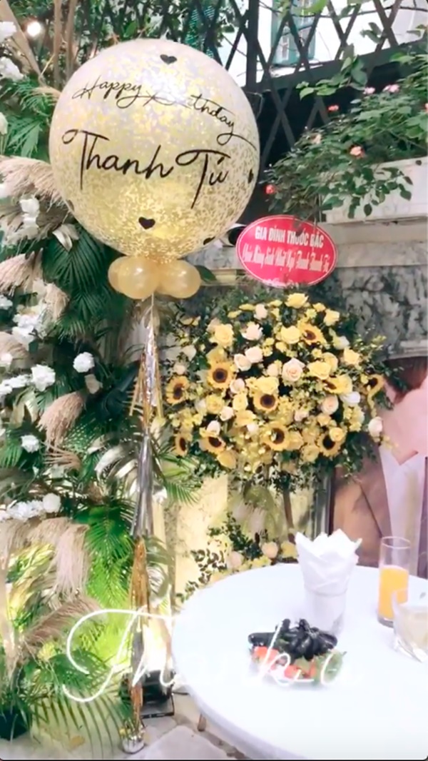 Á hậu Thanh Tú lộ bụng bầu khệ nệ trong tiệc sinh nhật xa hoa tại biệt thự riêng-2