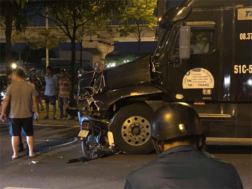 Cưa ô tô con đưa thi thể 2 nạn nhân ra ngoài sau cú tông của xe giường nằm-2