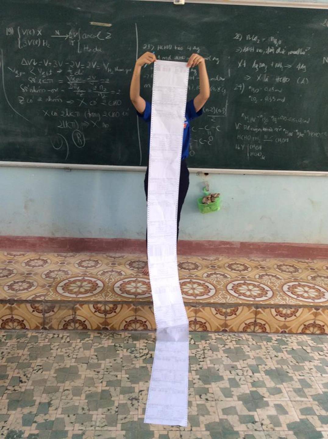 Hình ảnh chiếc đề cương dài 2-3m khiến nhiều học sinh choáng váng khiếp sợ mùa thi học kỳ trước mắt-1