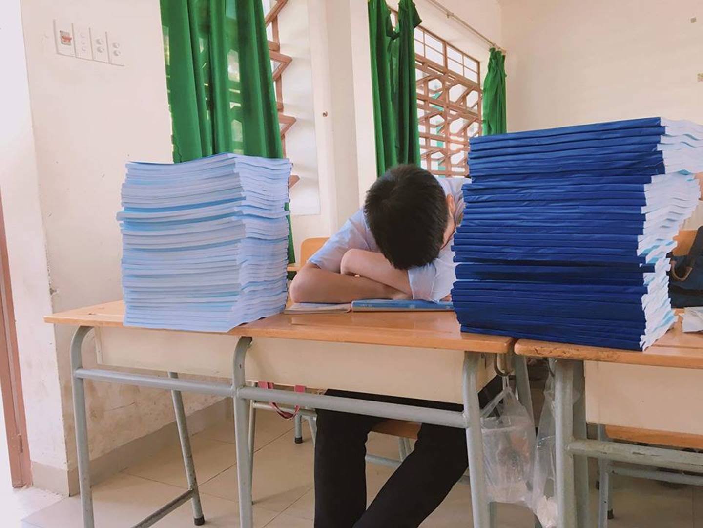 Hình ảnh chiếc đề cương dài 2-3m khiến nhiều học sinh choáng váng khiếp sợ mùa thi học kỳ trước mắt-2