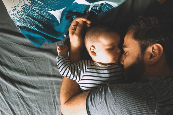 Bố mẹ vô tình ngủ thiếp đi, đến khi tỉnh dậy thì chết lặng vì thấy con mình đã ra đi từ lúc nào trong vòng tay của bố-1