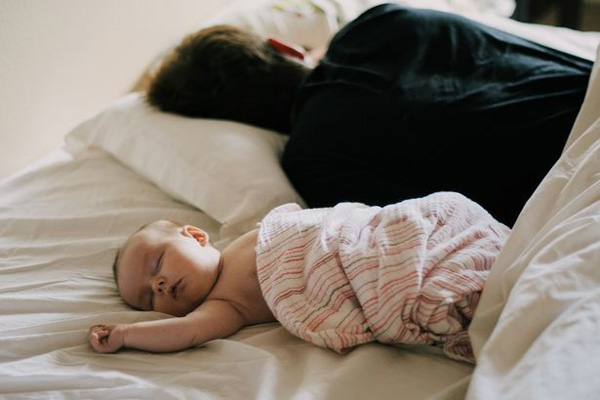 Bố mẹ vô tình ngủ thiếp đi, đến khi tỉnh dậy thì chết lặng vì thấy con mình đã ra đi từ lúc nào trong vòng tay của bố-2