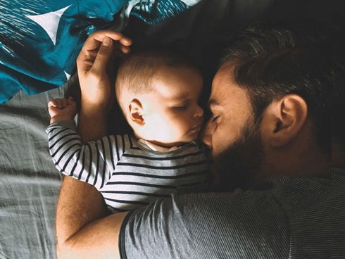 Bố mẹ vô tình ngủ thiếp đi, đến khi tỉnh dậy thì chết lặng vì thấy con mình đã ra đi từ lúc nào trong vòng tay của bố