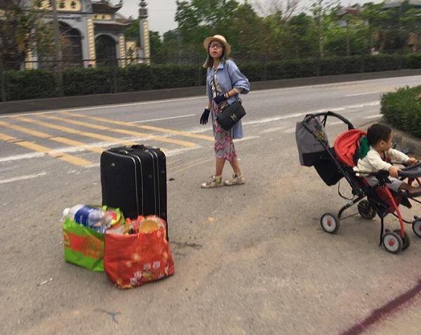 Hot girl Bella xuống sắc tệ hại, đưa con trai phơi nắng bắt xe dọc đường quốc lộ-1