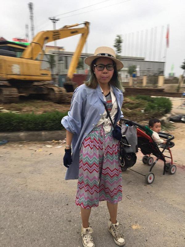 Hot girl Bella xuống sắc tệ hại, đưa con trai phơi nắng bắt xe dọc đường quốc lộ-2