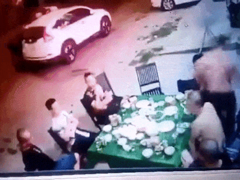 Video: Hơn 20 côn đồ hung hãn vung dao chém nhóm người đang ngồi nhậu