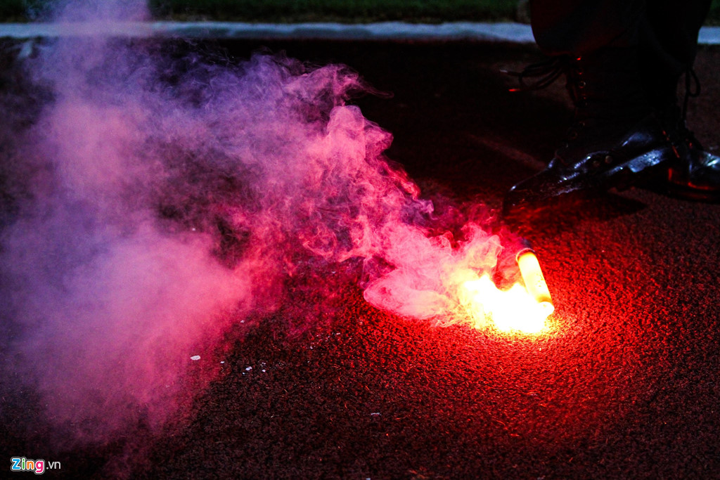 Cầu thủ Hải Phòng suýt dính pháo sáng khi ăn mừng bàn thắng-7