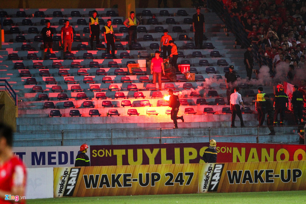 Cầu thủ Hải Phòng suýt dính pháo sáng khi ăn mừng bàn thắng-8