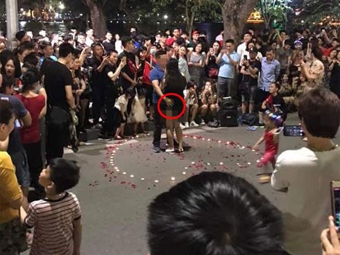 Chàng trai tỏ tình thành công ở phố đi bộ, dân mạng hết hồn vì thấy