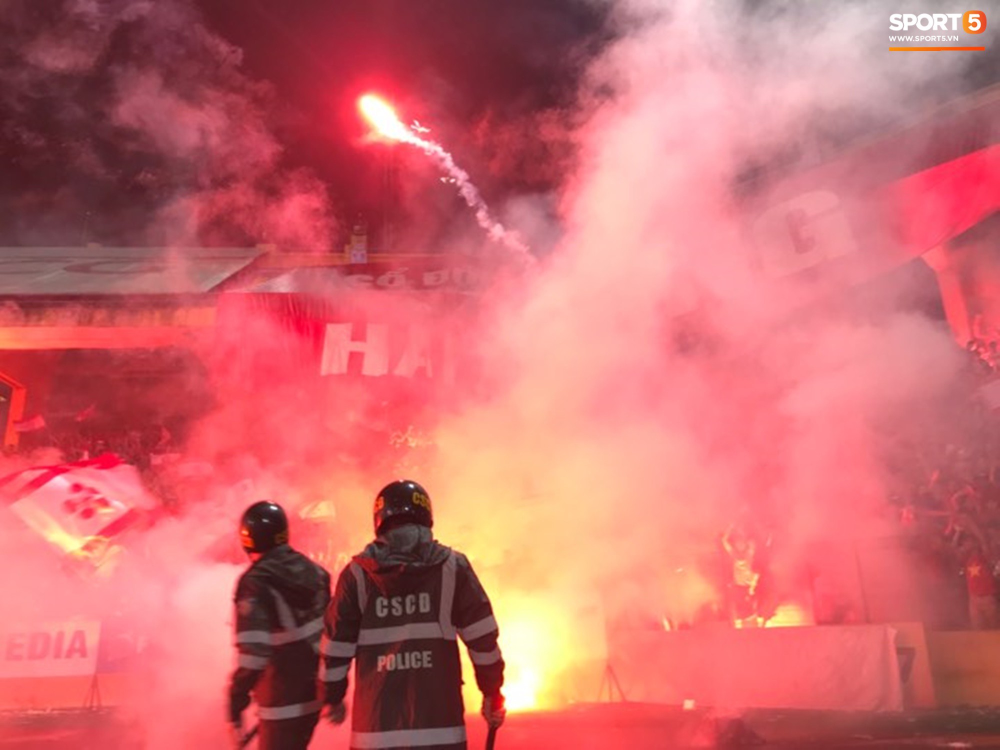 Báo thể thao hàng đầu châu Á sốc nặng, sợ hãi trước màn biến Hàng Đẫy thành biển lửa của CĐV Hải Phòng-1