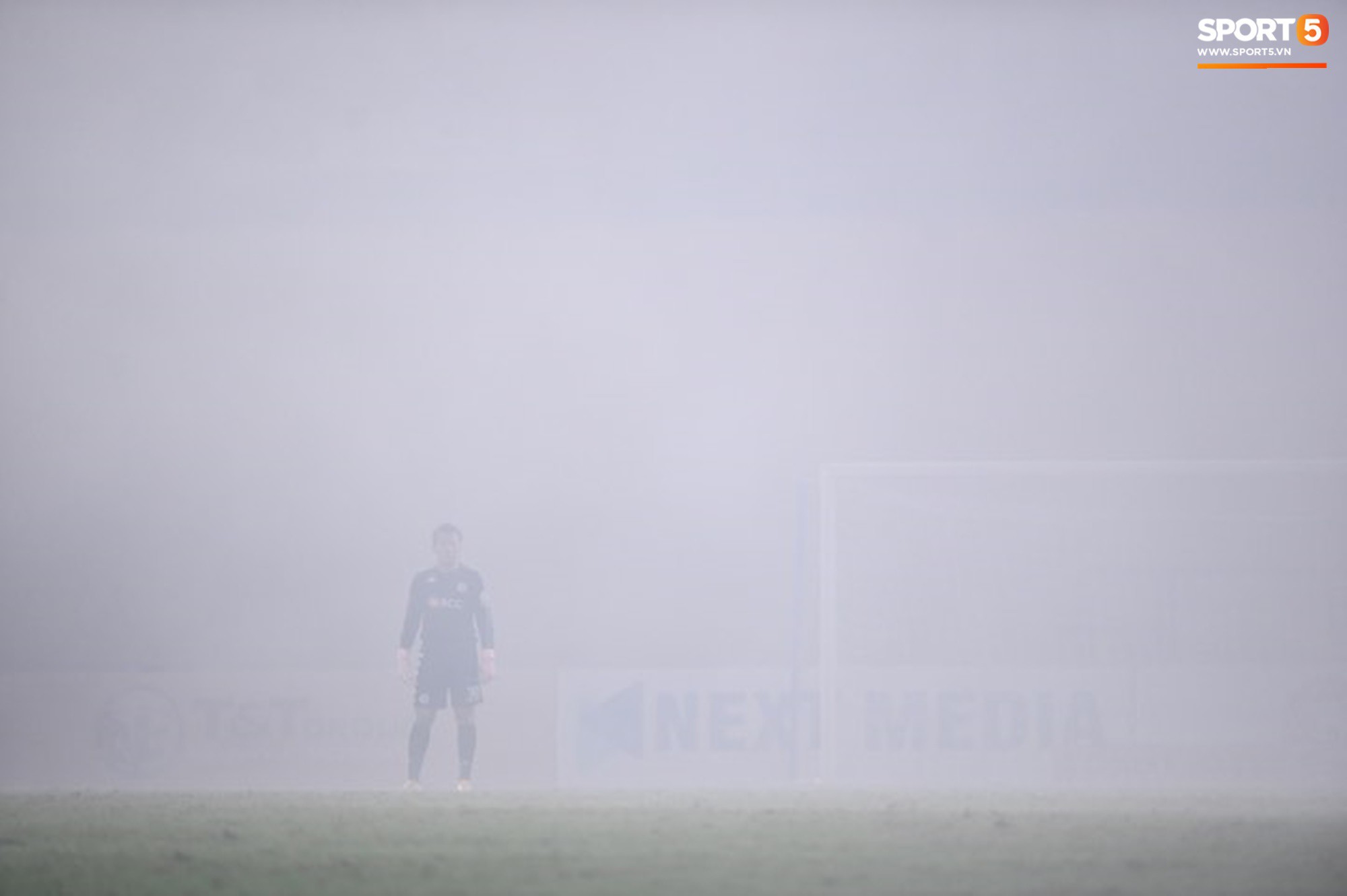 Báo thể thao hàng đầu châu Á sốc nặng, sợ hãi trước màn biến Hàng Đẫy thành biển lửa của CĐV Hải Phòng-3