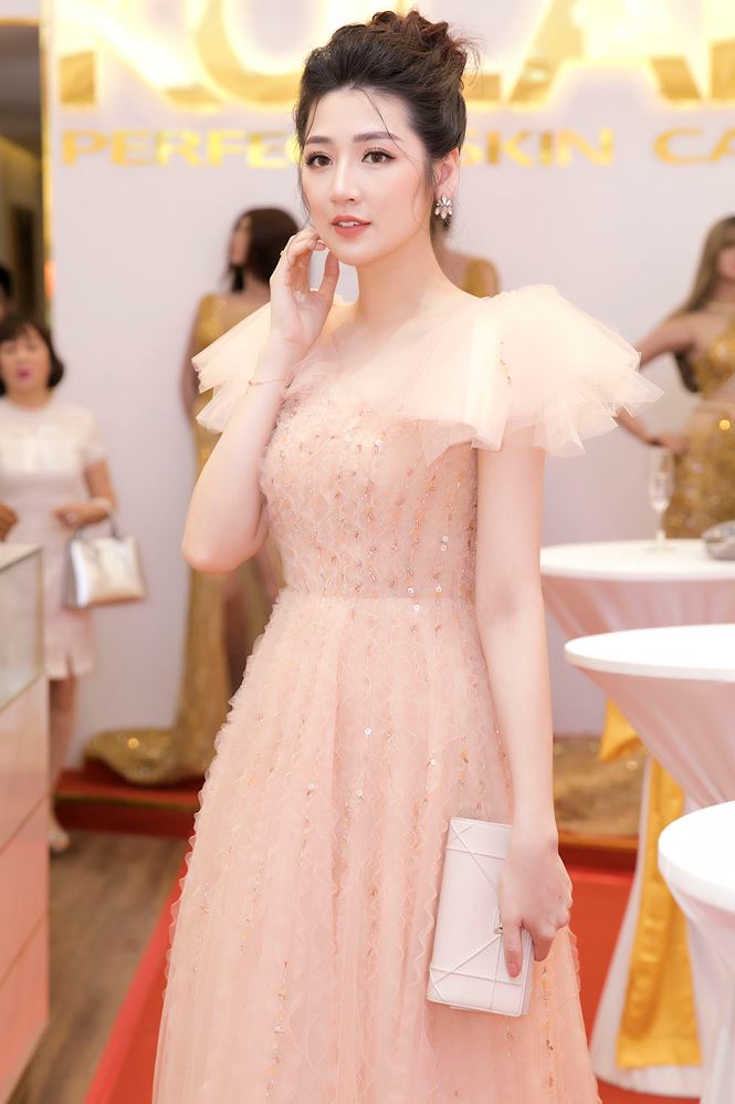 Á hậu Tú Anh hạnh phúc vì được chồng ủng hộ quay trở lại showbiz-1