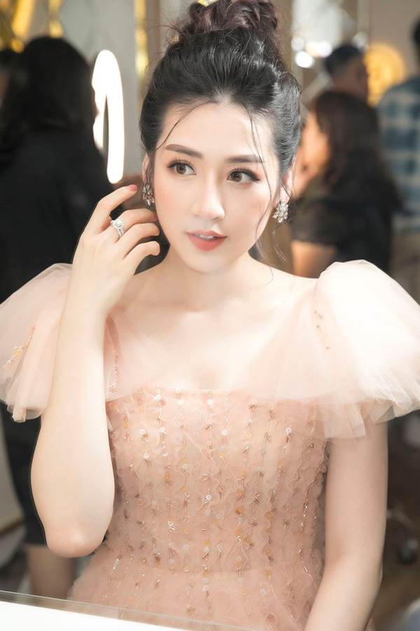 Á hậu Tú Anh hạnh phúc vì được chồng ủng hộ quay trở lại showbiz-2