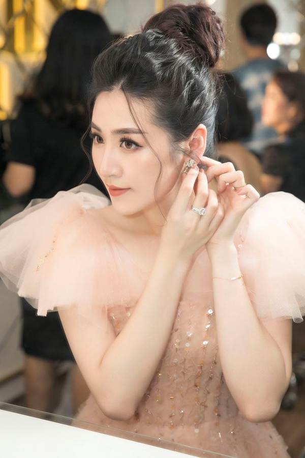 Á hậu Tú Anh hạnh phúc vì được chồng ủng hộ quay trở lại showbiz-3