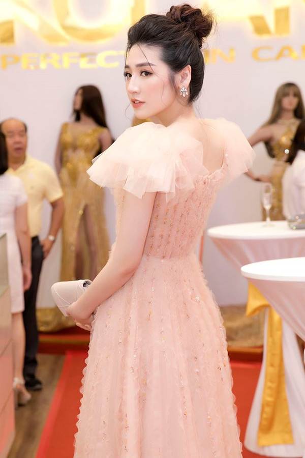 Á hậu Tú Anh hạnh phúc vì được chồng ủng hộ quay trở lại showbiz-4