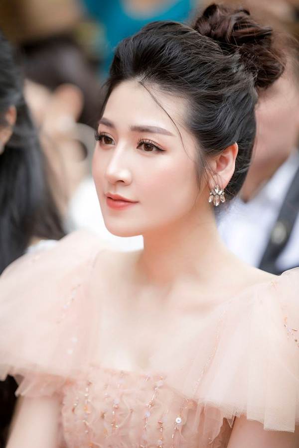 Á hậu Tú Anh hạnh phúc vì được chồng ủng hộ quay trở lại showbiz-10