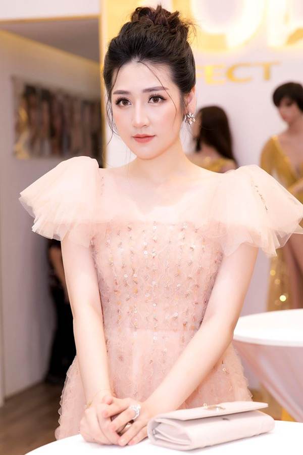 Á hậu Tú Anh hạnh phúc vì được chồng ủng hộ quay trở lại showbiz-6