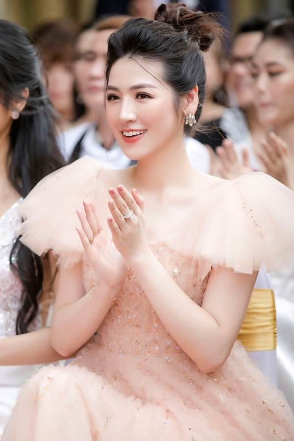 Á hậu Tú Anh hạnh phúc vì được chồng ủng hộ quay trở lại showbiz-9