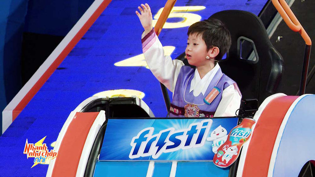 Nhanh như chớp nhí: Không hiểu câu hỏi, soái ca nhí Hàn Quốc nũng nịu đàm phán với Trấn Thành cực đáng yêu-2