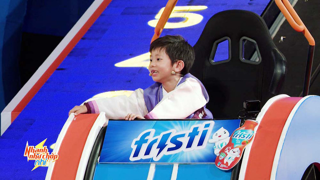 Nhanh như chớp nhí: Không hiểu câu hỏi, soái ca nhí Hàn Quốc nũng nịu đàm phán với Trấn Thành cực đáng yêu-1