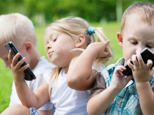 Quá mệt với hai đứa con tăng động quậy phá suốt ngày, người mẹ làm cách này khiến lũ trẻ nằm im, ai cũng nể phục-4