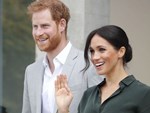 Hố sâu ngăn cách giữa hai cặp đôi hoàng gia: Hoàng tử Harry xuất hiện lẻ loi với vẻ mặt bất thường, có hành động khác lạ với vợ chồng Công nương Kate-6