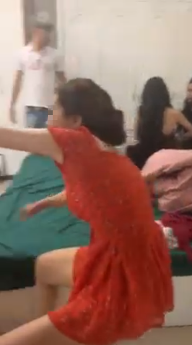 Vụ đánh ghen gay cấn như phim hành động, chồng xuất hiện bảo vệ nhân tình, kéo lê vợ về nhà-4