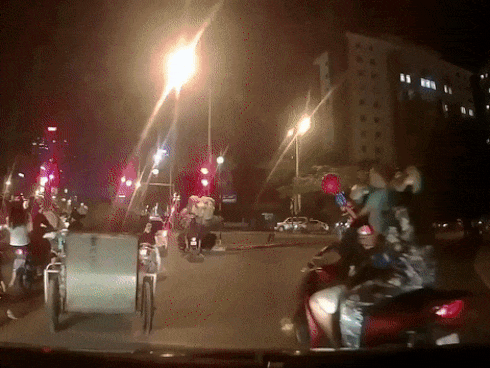 Clip: Hai tài xế GrabBike đánh nhau tranh khách giữa phố-1