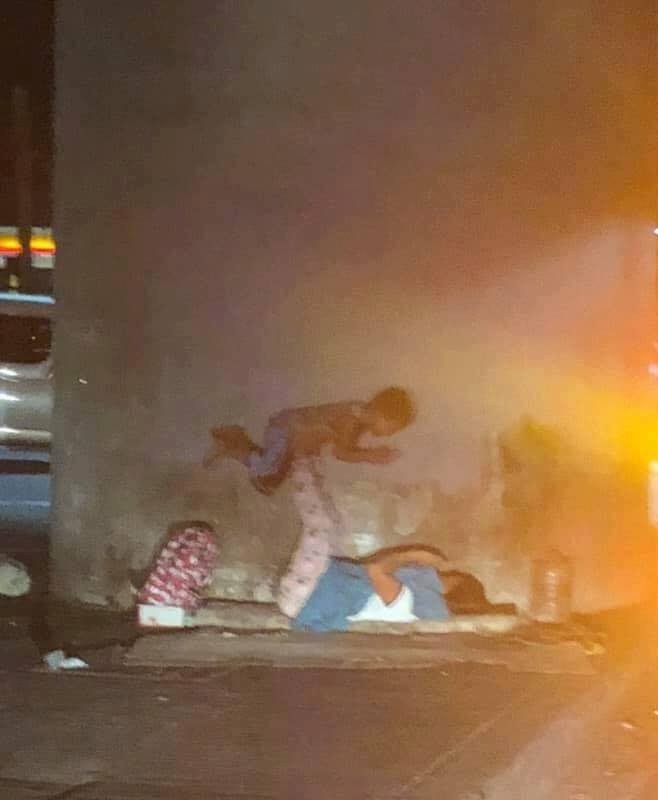 Hai mẹ con lang thang trên vỉa hè giữa đêm và hình ảnh ai ngang qua cũng nghẹn ngào-2