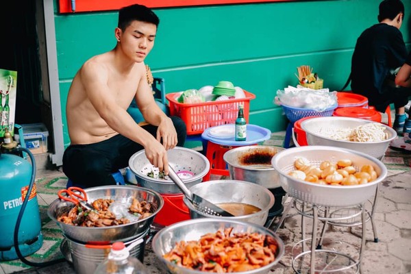 Cởi trần khoe body 6 múi cuồn cuộn giữa nắng nóng đổ lửa 40 độ, quán ăn lề đường Hà Nội gây xôn xao-3