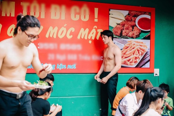 Cởi trần khoe body 6 múi cuồn cuộn giữa nắng nóng đổ lửa 40 độ, quán ăn lề đường Hà Nội gây xôn xao-4