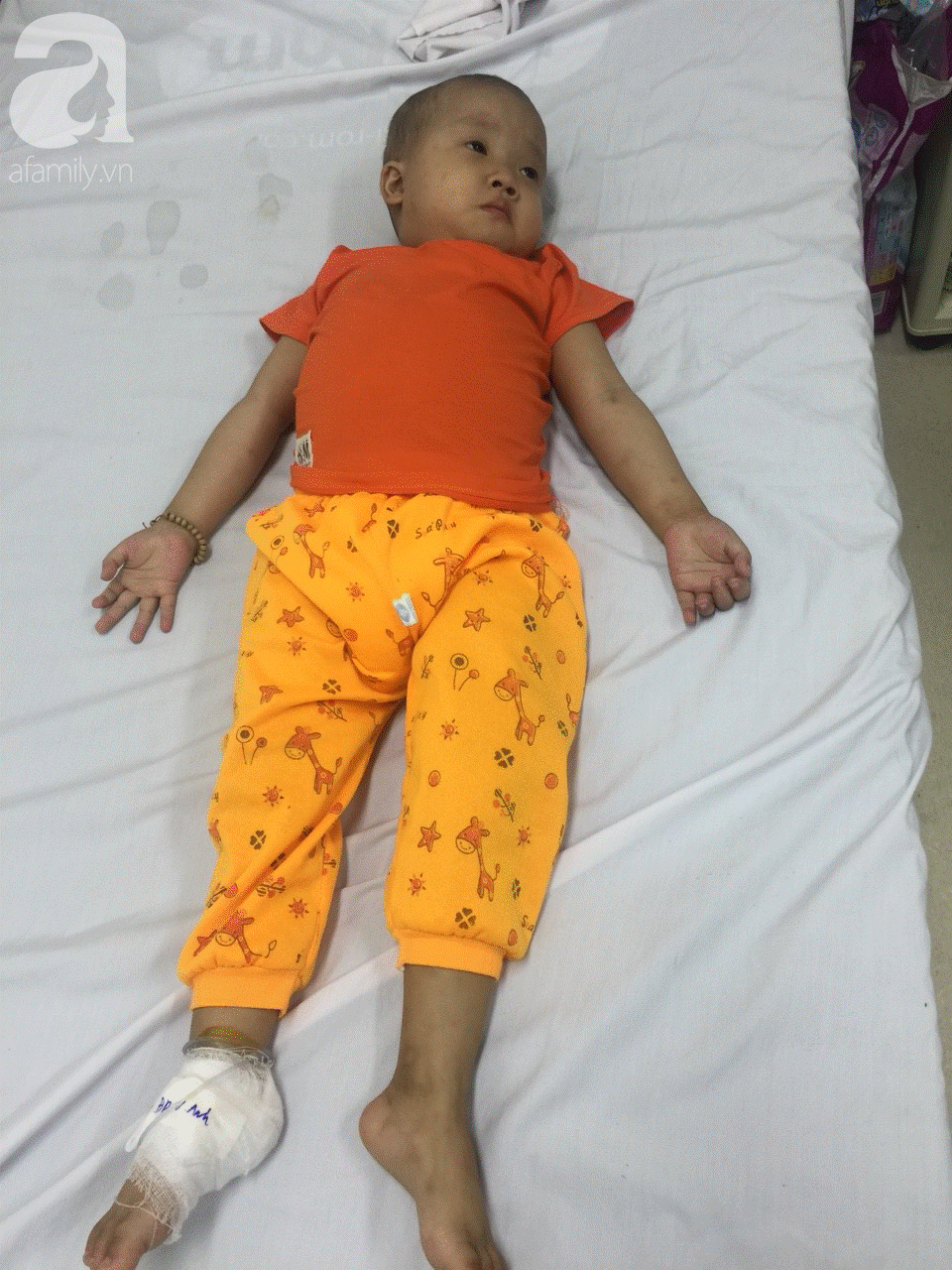 Điều ước trong nước mắt của bé trai mắc bệnh hiểm nghèo, gần 3 tuổi vẫn chưa biết đi: Cháu muốn về với mẹ, với em”-1