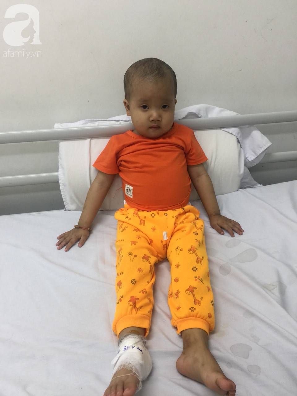 Điều ước trong nước mắt của bé trai mắc bệnh hiểm nghèo, gần 3 tuổi vẫn chưa biết đi: Cháu muốn về với mẹ, với em”-2