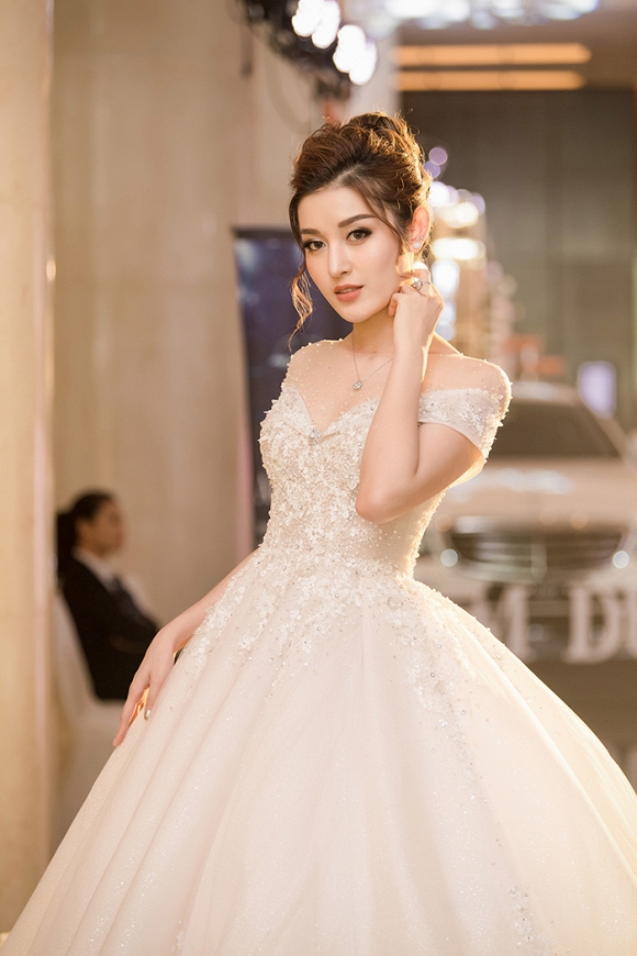 Á hậu Huyền My rạng rỡ dự event với váy cưới 2,5 tỷ đồng đính 500 viên kim cương-2