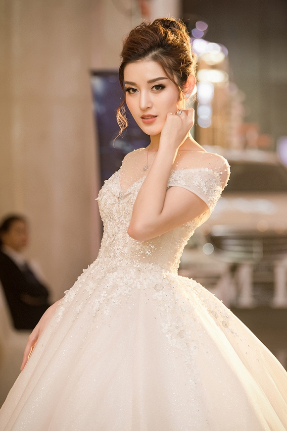 Á hậu Huyền My rạng rỡ dự event với váy cưới 2,5 tỷ đồng đính 500 viên kim cương-3