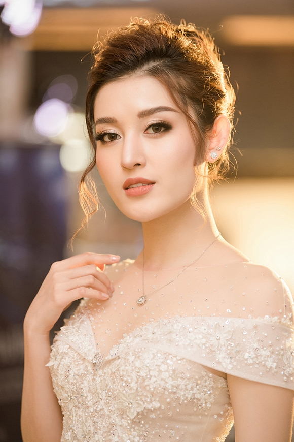 Á hậu Huyền My rạng rỡ dự event với váy cưới 2,5 tỷ đồng đính 500 viên kim cương-4