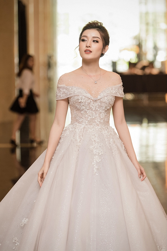 Á hậu Huyền My rạng rỡ dự event với váy cưới 2,5 tỷ đồng đính 500 viên kim cương-5