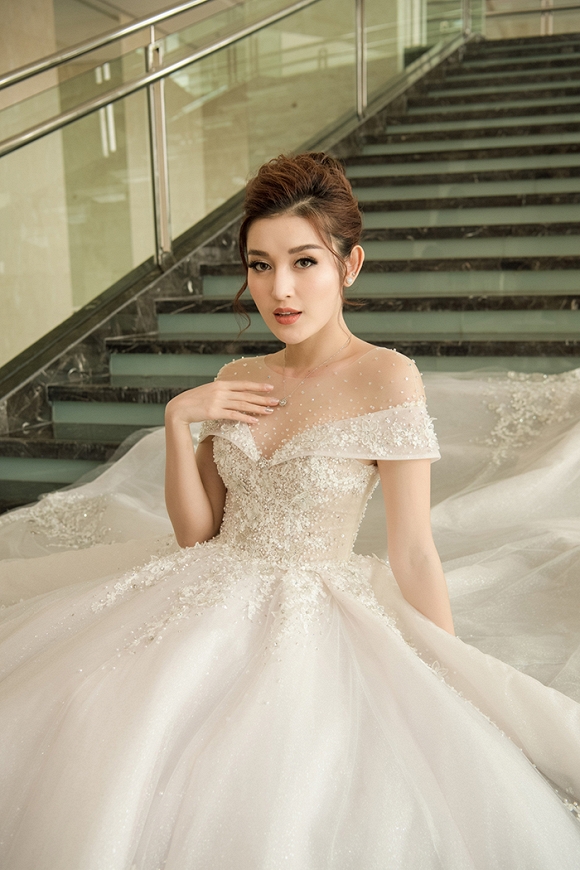 Á hậu Huyền My rạng rỡ dự event với váy cưới 2,5 tỷ đồng đính 500 viên kim cương-10