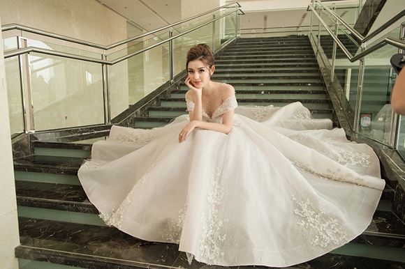 Á hậu Huyền My rạng rỡ dự event với váy cưới 2,5 tỷ đồng đính 500 viên kim cương-12