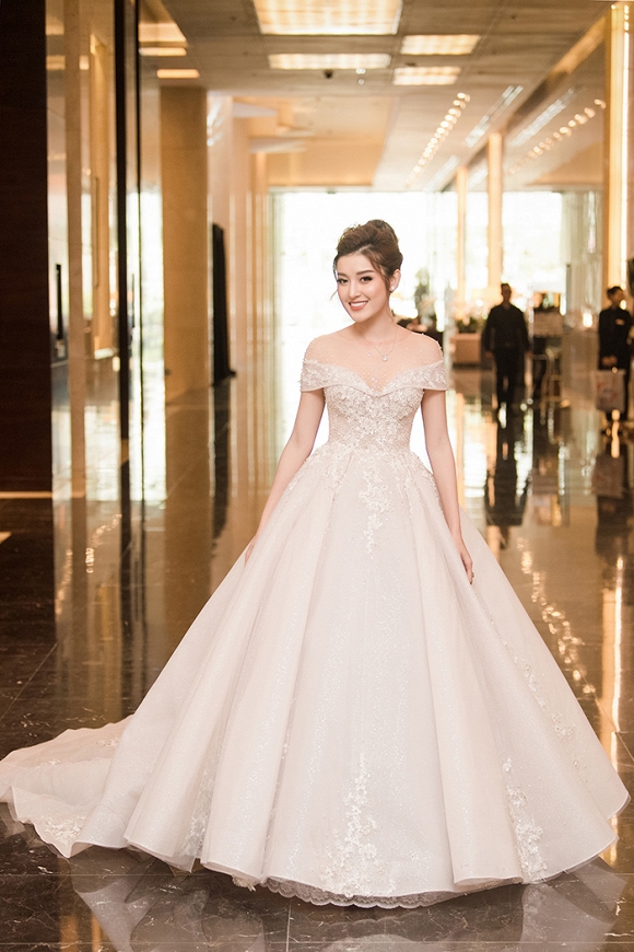 Á hậu Huyền My rạng rỡ dự event với váy cưới 2,5 tỷ đồng đính 500 viên kim cương-6