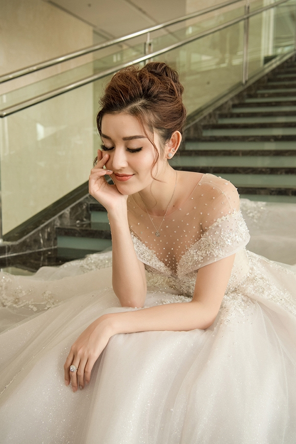 Á hậu Huyền My rạng rỡ dự event với váy cưới 2,5 tỷ đồng đính 500 viên kim cương-9