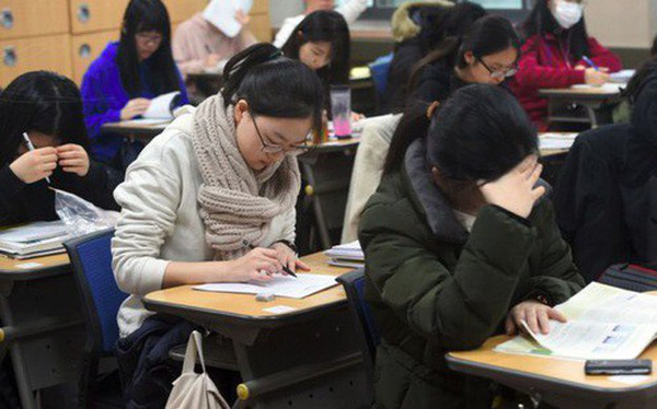 Hạ điểm sau khi sửa nhưng vẫn thừa 0.05, con của Trưởng phòng GD Trung học Sơn La được giữ lại ĐH Kinh tế Quốc dân-1