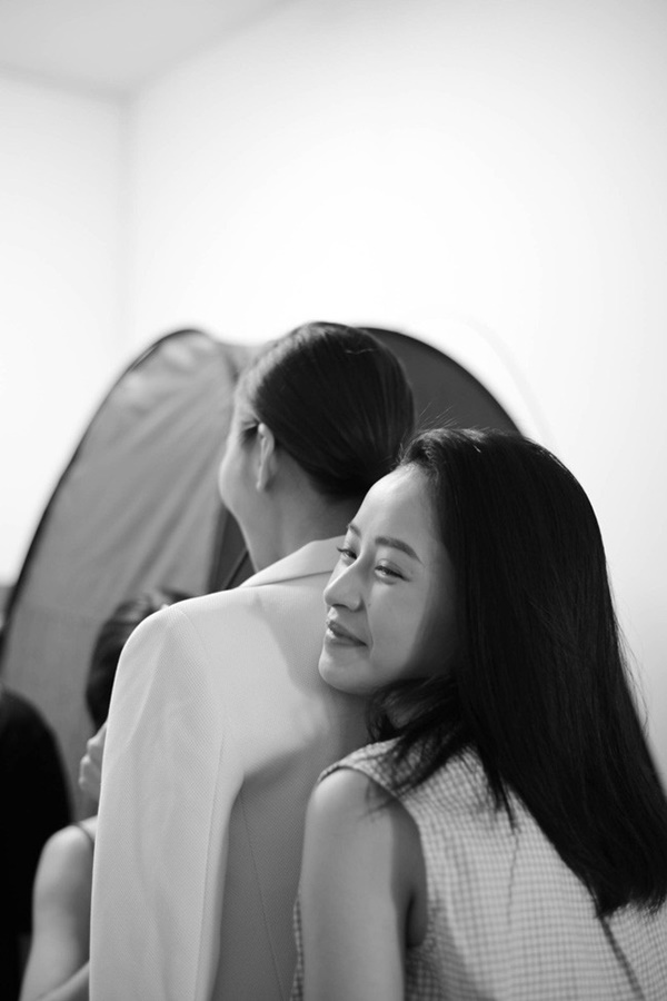 Chi Pu gây choáng với dáng ngồi nhạy cảm trên... đùi Thanh Hằng trong hậu trường-2