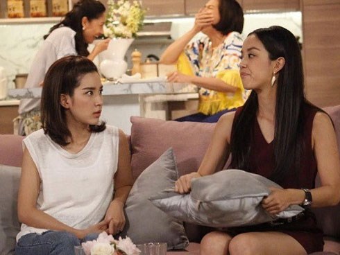 Cho chị chồng mượn điện thoại, ngay tối đó tôi bị cả nhà chồng mang ra